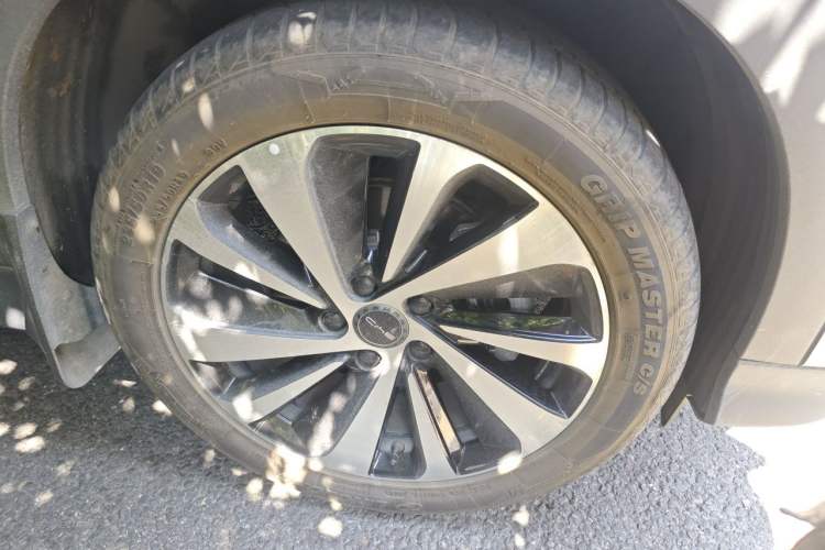 Used BYD Song PLUS New Energy 2024 HONOR Edition DM-i 110km Flagship PLUS Right Front Wheel Hub