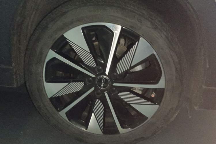 Used BYD Song PLUS New Energy 2024 Honor Edition EV 520km Luxury Model Right Front Wheel Hub
