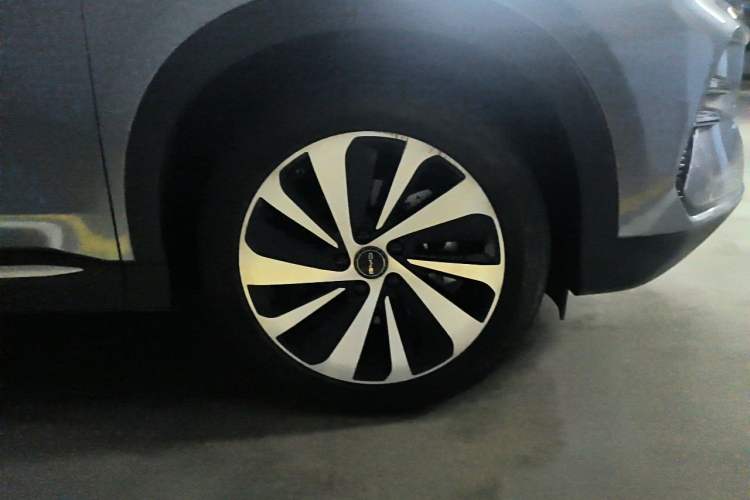 Used BYD Song PLUS New Energy 2024 HONOR Edition DM-i 110km Flagship PLUS Right Front Wheel Hub