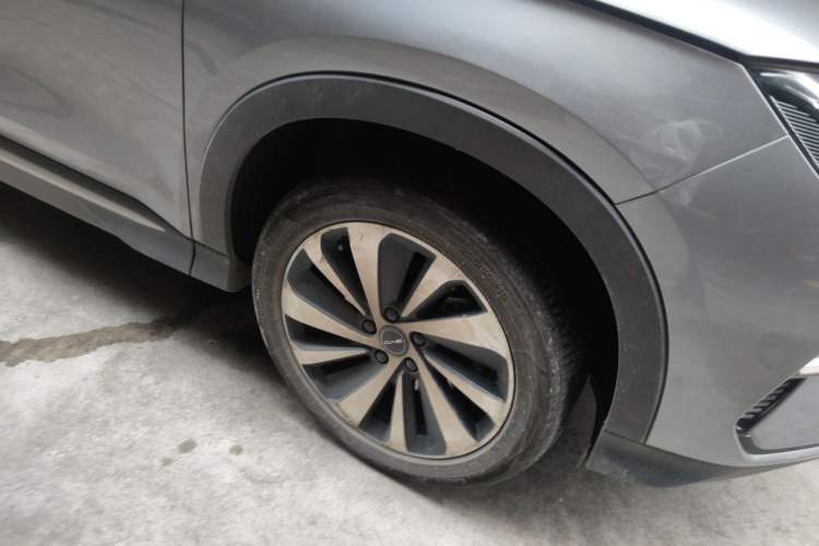 Used BYD Song PLUS New Energy 2024 Honor Edition EV 520km Flagship Model Right Front Wheel Hub