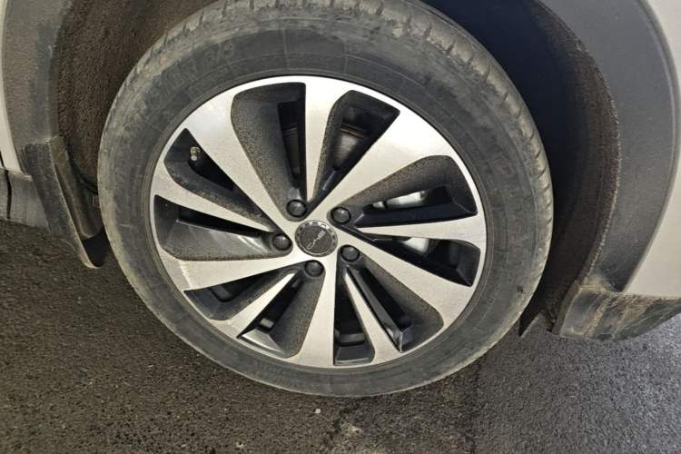 Used BYD Song PLUS New Energy 2024 HONOR Edition DM-i 110km Flagship Model Right Front Wheel Hub