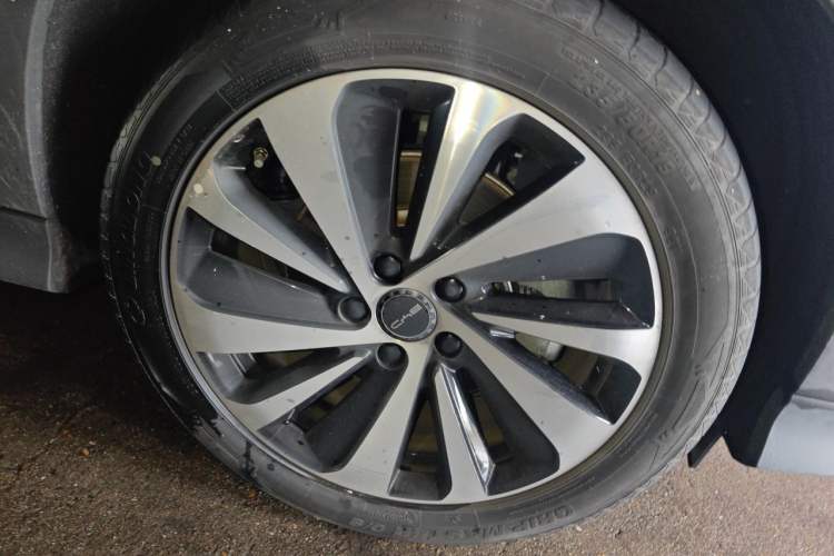 Used BYD Song PLUS New Energy 2024 HONOR Edition DM-i 110km Flagship Model Right Front Wheel Hub