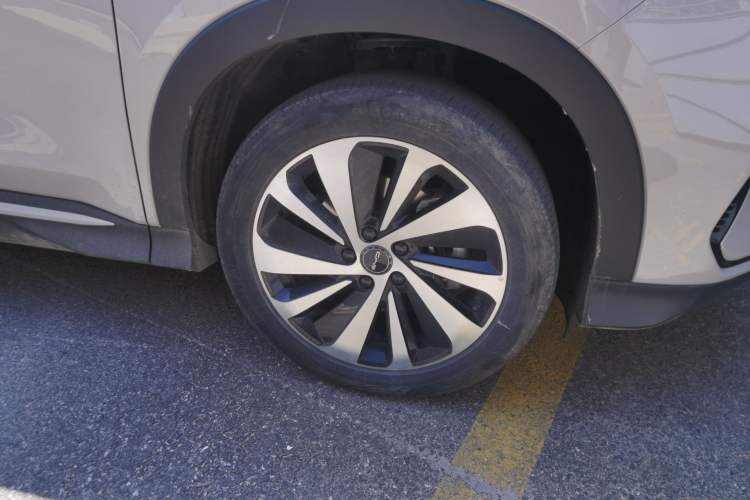 Used BYD Song PLUS New Energy 2024 HONOR Edition DM-i 110km Flagship Model Right Front Wheel Hub
