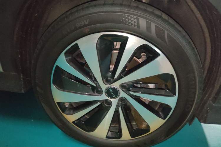 Used BYD Song PLUS New Energy 2024 HONOR Edition DM-i 110km Flagship PLUS Right Front Wheel Hub