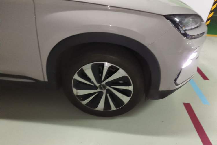 Used BYD Song PLUS New Energy 2024 HONOR Edition DM-i 110km Flagship Model Right Front Wheel Hub