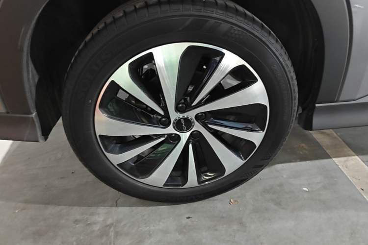 Used BYD Song PLUS New Energy 2024 HONOR Edition DM-i 110km Flagship PLUS Right Rear Wheel Hub