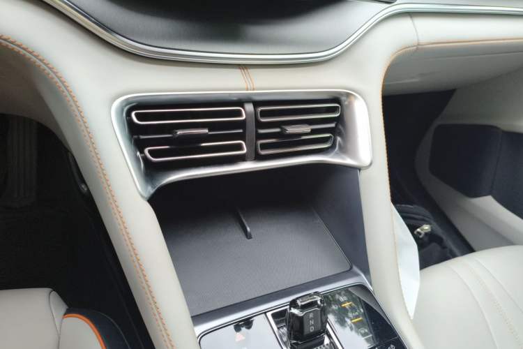 Used BYD Song PLUS New Energy 2024 HONOR Edition DM-i 71km Luxury Model Audio And AC Panel