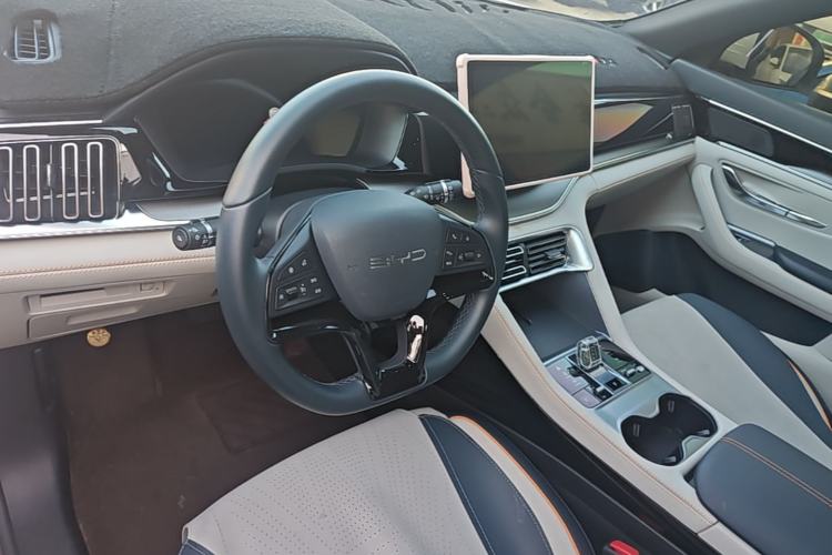 Used BYD Song PLUS New Energy 2024 HONOR Edition DM-i 110km Flagship Model Center Console