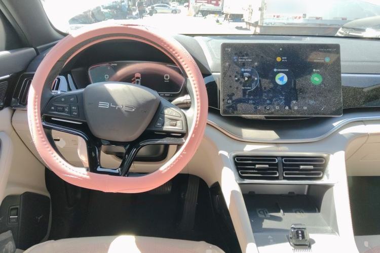 Used BYD Song PLUS New Energy 2024 Honor Edition EV 520km Premium Model Center Console