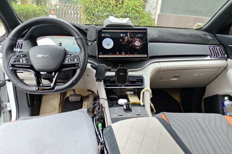 Used BYD Song PLUS New Energy 2024 Honor Edition EV 520km Premium Model Center Console
