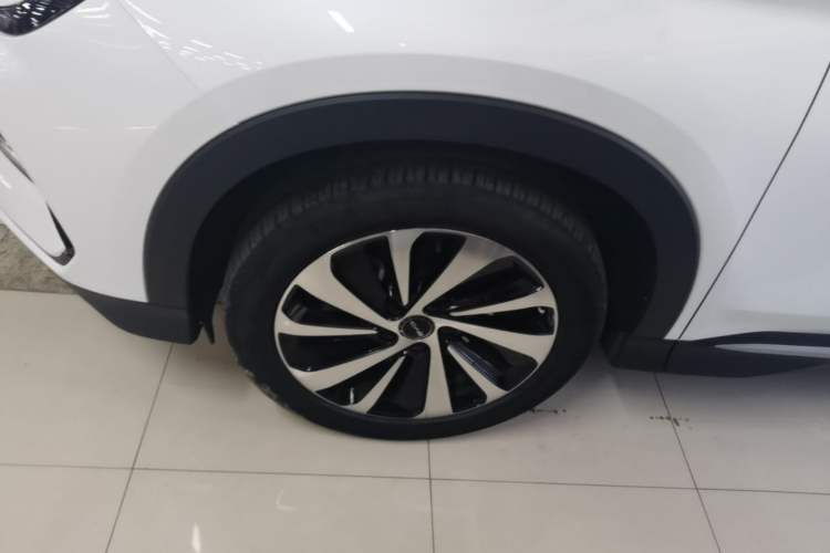 Used BYD Song PLUS New Energy 2024 HONOR Edition DM-i 150km Flagship PLUS Left Front Wheel Hub