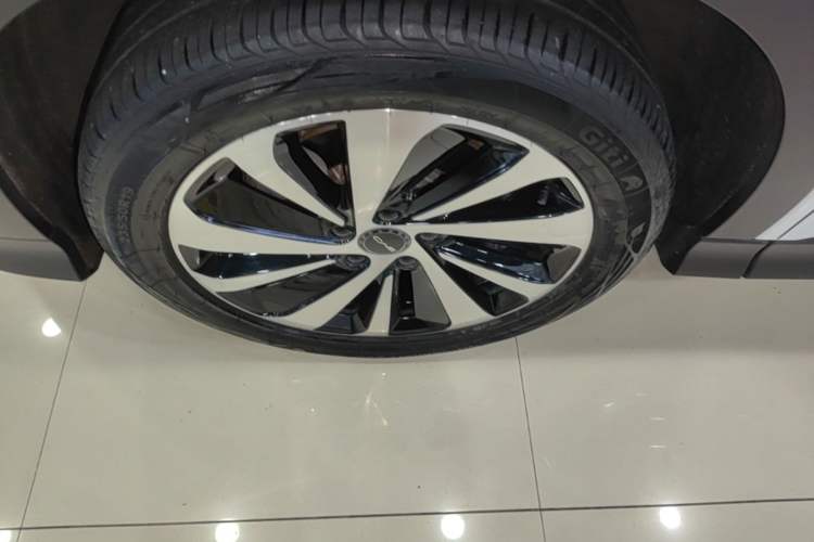 Used BYD Song PLUS New Energy 2024 HONOR Edition DM-i 150km Flagship PLUS Left Front Wheel Hub