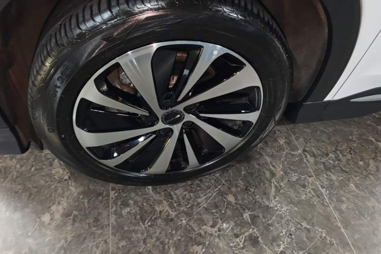 Used BYD Song PLUS New Energy 2024 HONOR Edition DM-i 110km Flagship PLUS Left Front Wheel Hub