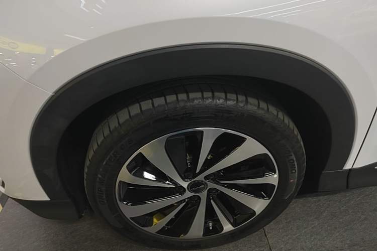 Used BYD Song PLUS New Energy 2024 HONOR Edition DM-i 110km Flagship PLUS Left Front Wheel Hub