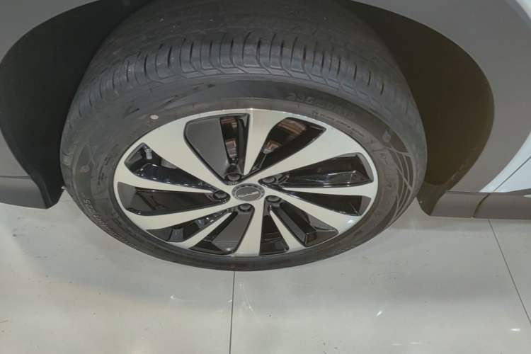 Used BYD Song PLUS New Energy 2024 Honor Edition EV 520km Premium Model Left Front Wheel Hub