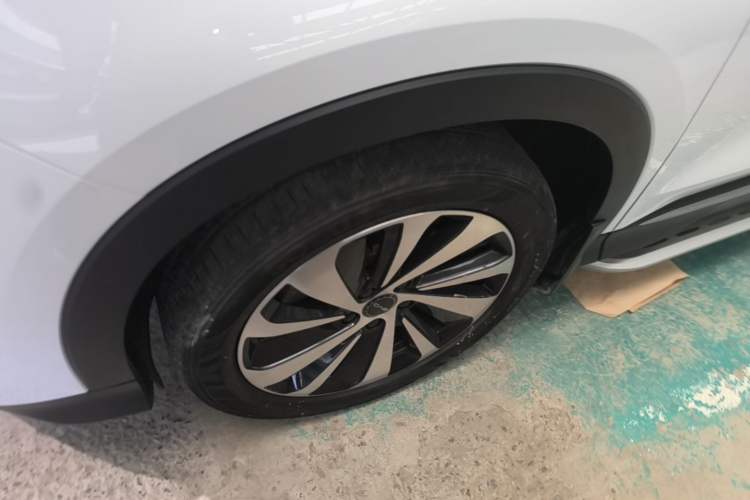 Used BYD Song PLUS New Energy 2024 HONOR Edition DM-i 110km Flagship PLUS Left Front Wheel Hub