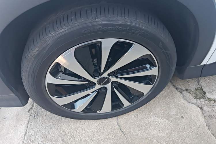 Used BYD Song PLUS New Energy 2024 HONOR Edition DM-i 110km Flagship Model Left Front Wheel Hub