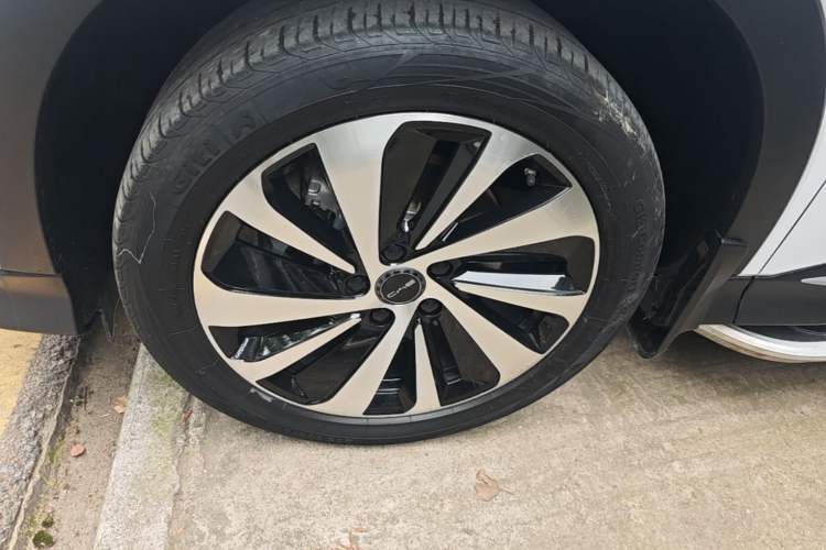 Used BYD Song PLUS New Energy 2024 Honor Edition EV 520km Premium Model Left Front Wheel Hub