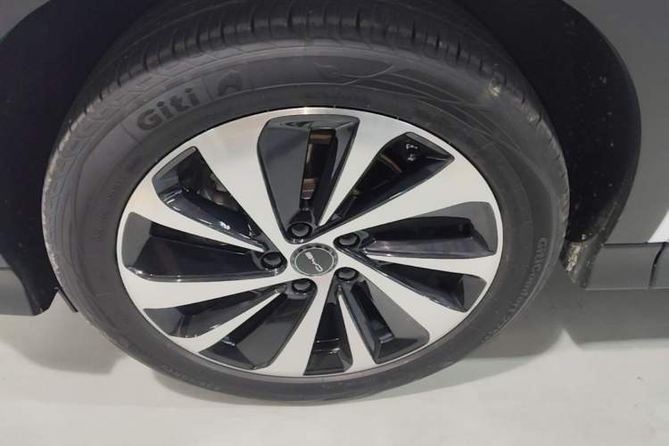 Used BYD Song PLUS New Energy 2024 HONOR Edition DM-i 110km Flagship Model Left Front Wheel Hub