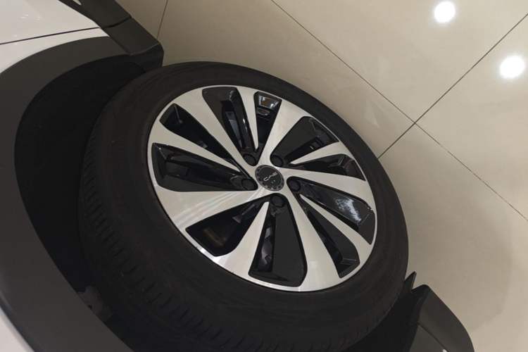 Used BYD Song PLUS New Energy 2024 HONOR Edition DM-i 71km Luxury Model Left Front Wheel Hub