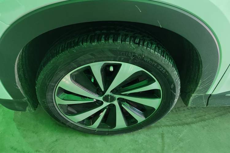 Used BYD Song PLUS New Energy 2024 HONOR Edition DM-i 110km Flagship Model Left Front Wheel Hub