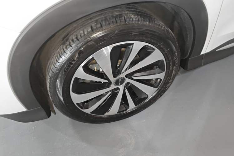 Used BYD Song PLUS New Energy 2024 HONOR Edition DM-i 110km Flagship Model Left Front Wheel Hub