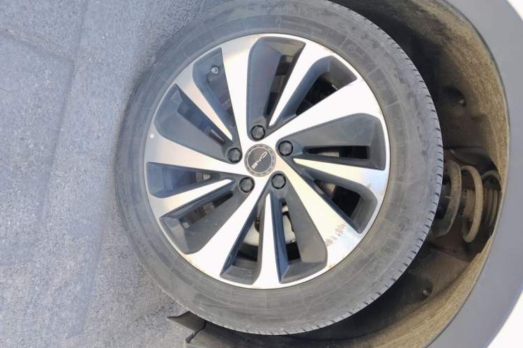 Used BYD Song PLUS New Energy 2024 Honor Edition EV 520km Premium Model Right Front Wheel Hub