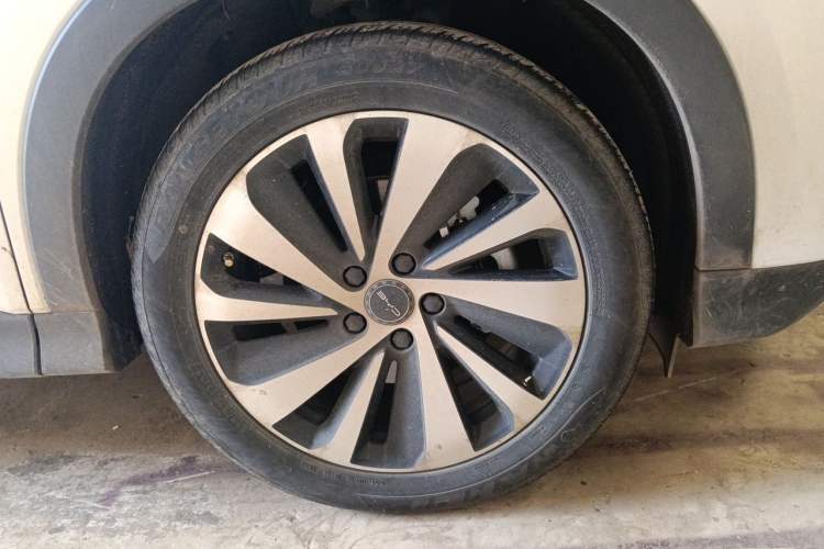 Used BYD Song PLUS New Energy 2024 HONOR Edition DM-i 110km Flagship PLUS Right Front Wheel Hub