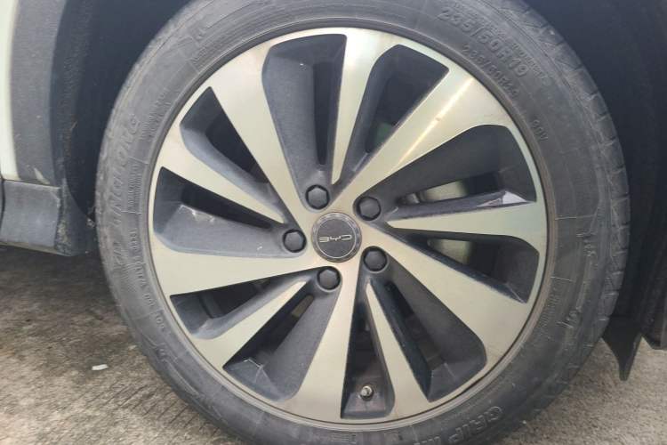 Used BYD Song PLUS New Energy 2024 HONOR Edition DM-i 110km Flagship Model Right Front Wheel Hub