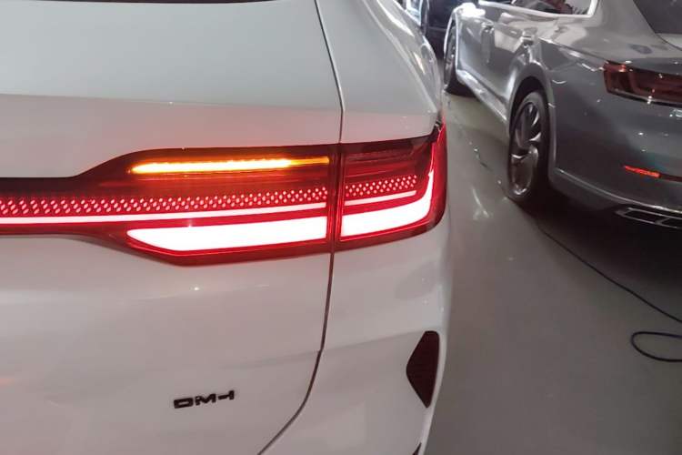 Used BYD Song PLUS New Energy 2024 HONOR Edition DM-i 110km Flagship Model Right Rear Taillight