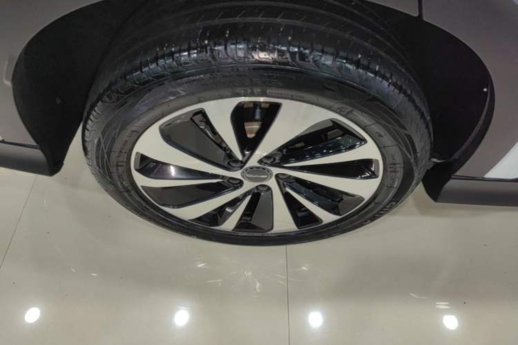Used BYD Song PLUS New Energy 2024 HONOR Edition DM-i 150km Flagship PLUS Right Rear Wheel Hub