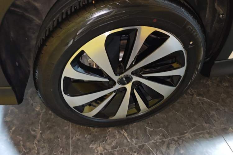 Used BYD Song PLUS New Energy 2024 HONOR Edition DM-i 110km Flagship PLUS Right Rear Wheel Hub