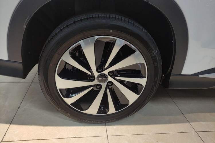 Used BYD Song PLUS New Energy 2024 Honor Edition EV 520km Luxury Model Right Rear Wheel Hub