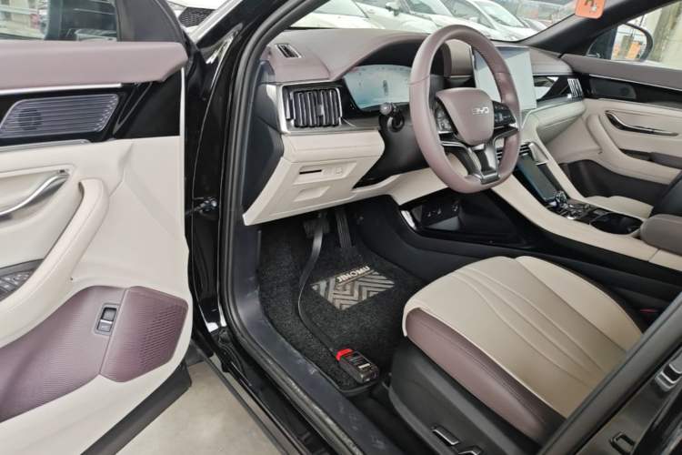 Used BYD Song PLUS New Energy 2025 DM-i 75KM Luxury Model Driver Seat