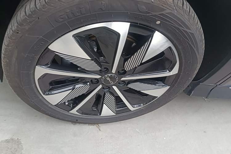 Used BYD Song PLUS New Energy 2025 EV Intelligent Driving Version 520km Premium Model Exterior 4