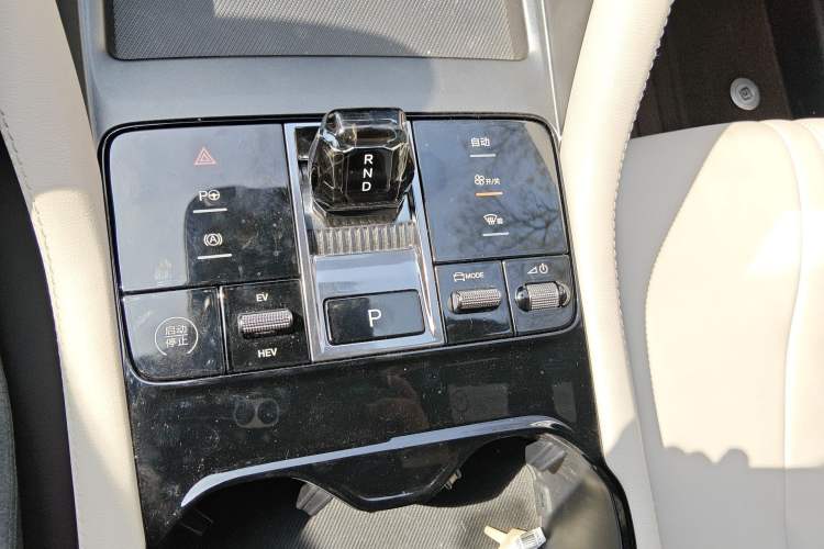 Used BYD Song PLUS New Energy 2025 DM-i Intelligent Driving 112KM Prestige Model Gear Lever