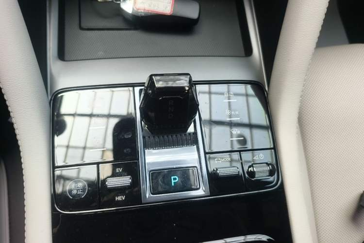 Used BYD Song PLUS New Energy 2025 DM-i Smart Drive 112KM Prestige Model Gear Lever