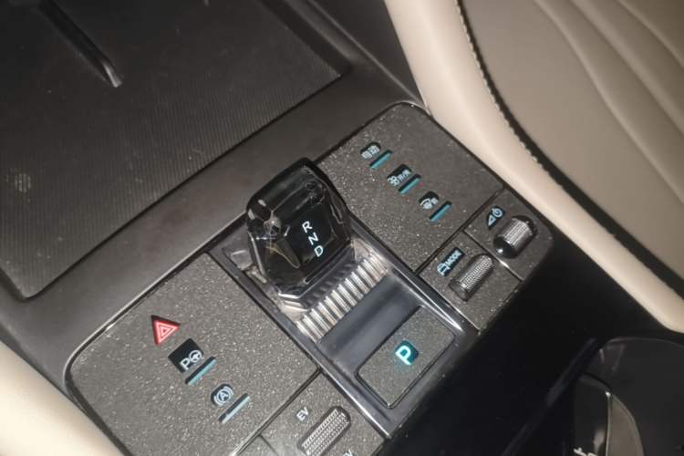 Used BYD Song PLUS New Energy 2025 DM-i Intelligent Driving 112KM Prestige Model Gear Lever