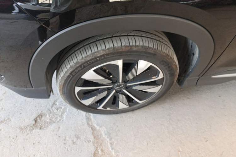 Used BYD Song PLUS New Energy 2025 DM-i 112KM Prestige Model Left Front Wheel Hub