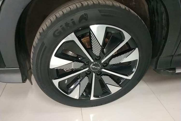 Used BYD Song PLUS New Energy 2025 DM-i 112KM Prestige Model Left Front Wheel Hub