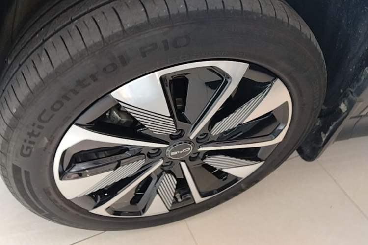 Used BYD Song PLUS New Energy 2025 DM-i 112KM Prestige Model Left Front Wheel Hub
