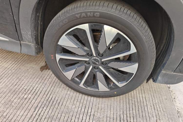 Used BYD Song PLUS New Energy 2025 DM-i 112KM Prestige Model Right Front Wheel Hub