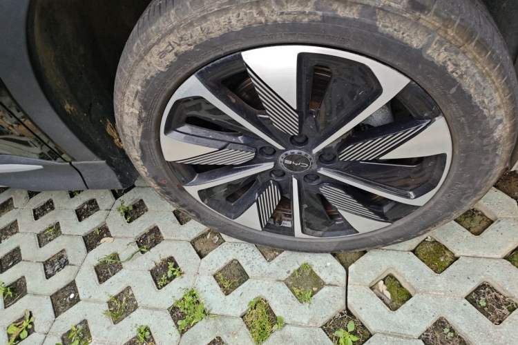 Used BYD Song PLUS New Energy 2025 DM-i 112KM Prestige Model Right Front Wheel Hub