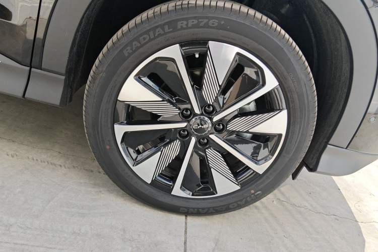 Used BYD Song PLUS New Energy 2025 DM-i Intelligent Driving 112KM Prestige Model Right Front Wheel Hub