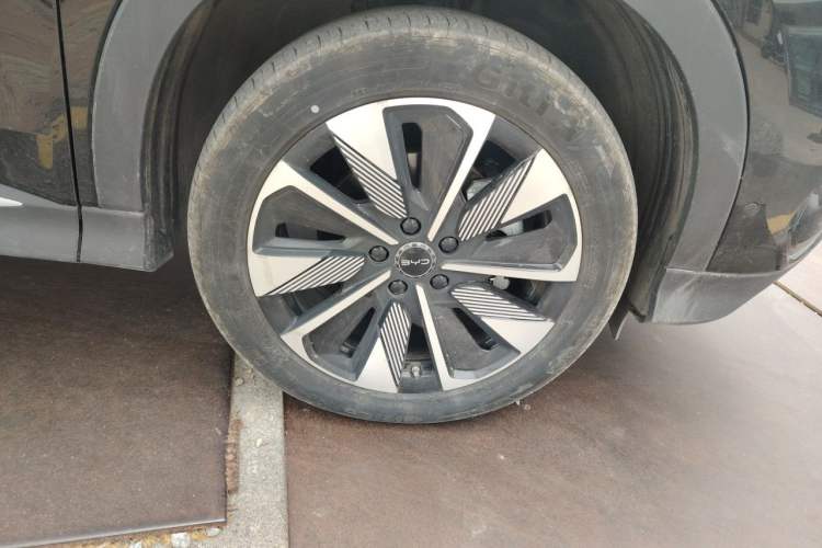 Used BYD Song PLUS New Energy 2025 DM-i Intelligent Driving 160KM Flagship Model Right Front Wheel Hub