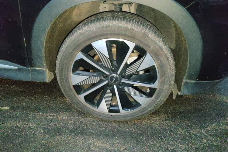 Used BYD Song PLUS New Energy 2025 EV 520km Luxury Version Right Front Wheel Hub