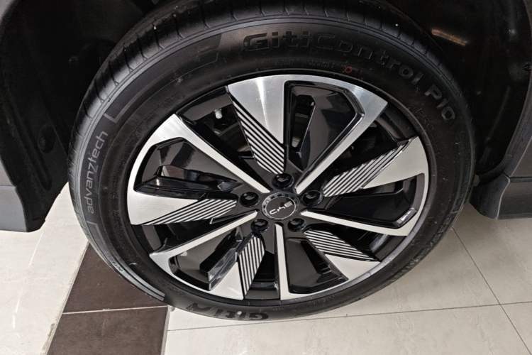 Used BYD Song PLUS New Energy 2025 DM-i 112KM Prestige Model Right Rear Wheel Hub