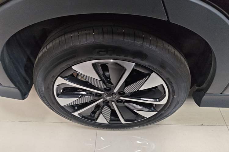 Used BYD Song PLUS New Energy 2025 DM-i 112KM Prestige Model Right Rear Wheel Hub