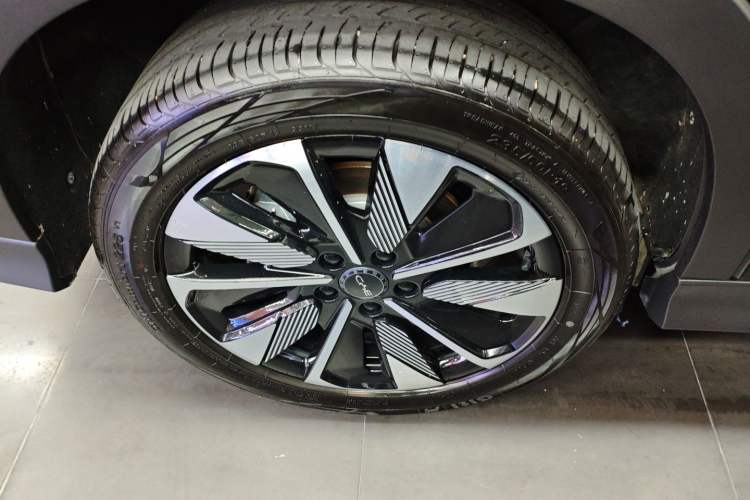 Used BYD Song PLUS New Energy 2025 EV 520km Premium Version Right Rear Wheel Hub