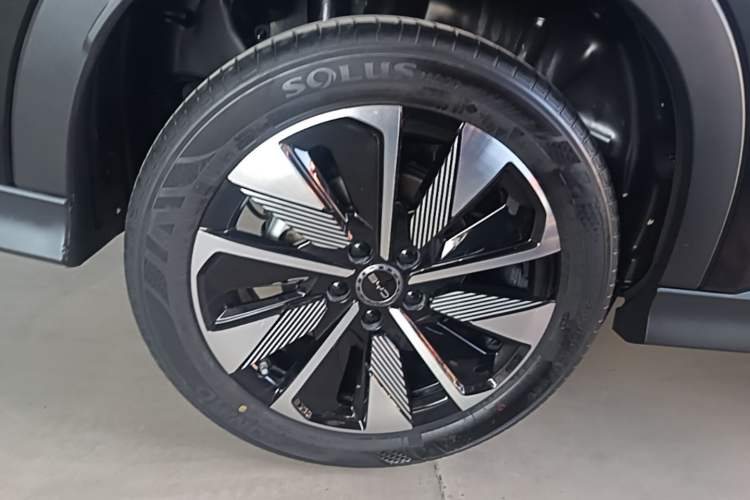 Used BYD Song PLUS New Energy 2025 DM-i 112KM Prestige Model Right Rear Wheel Hub
